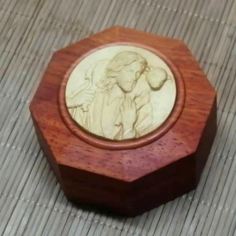 耶稣善牧红木镶黄杨圣物盒